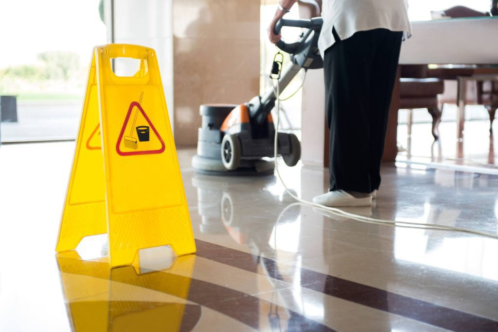 Professionelle Reinigung eines gewerblichen Empfangsbereichs mit modernem Reinigungsequipment