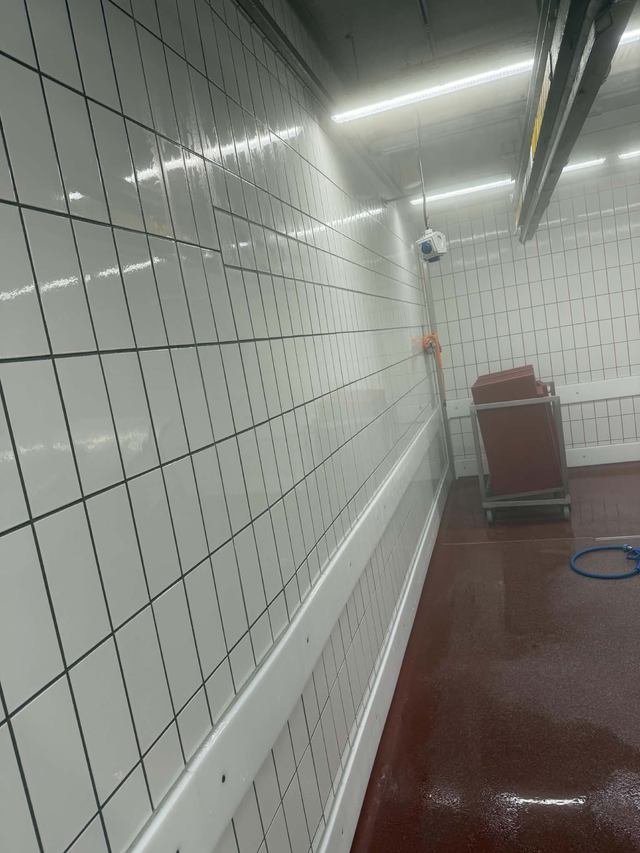 Feuchte geflieste Wand und Boden während der Nassreinigung